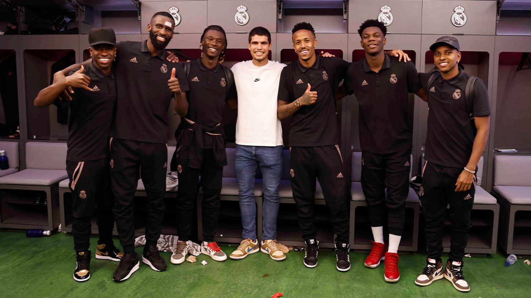 Carlos Alcaraz junto a los jugadores del Real Madrid en el vestuario del Martínez Valero de Elche