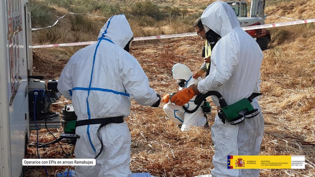 Operarios retiran fibrocemento con amianto en el arroyo Ramabujas de Toledo.