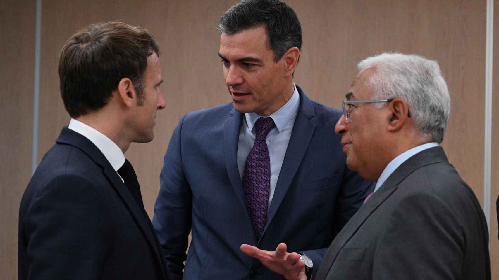 Pedro Sánchez, Emmanuel Macron y Antonio Costa mantienen un encuentro informal en Bruselas.