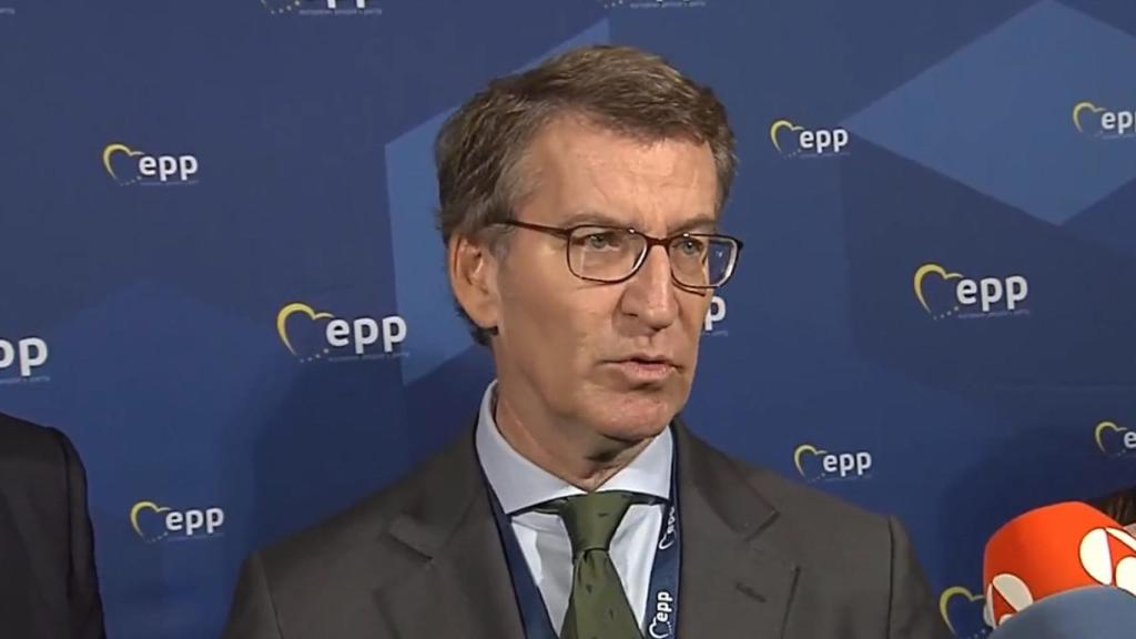 Alberto Núñez Feijóo, presidente del PP, atiende a la prensa al inicio de la cumbre del EPP, en Bruselas.