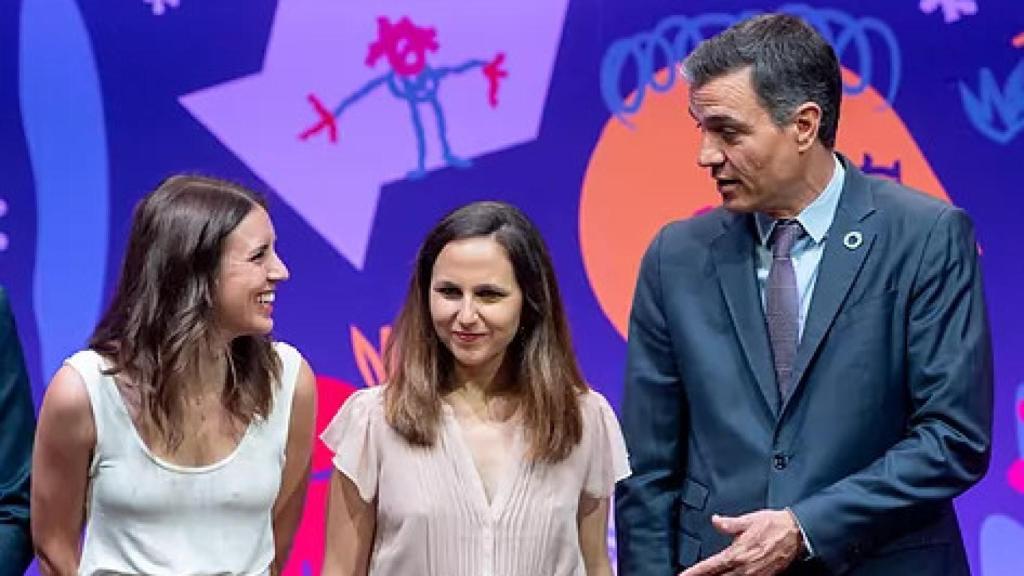 El presidente Pedro Sánchez junto a las ministras de Podemos Irene Montero e Ione Belarra.