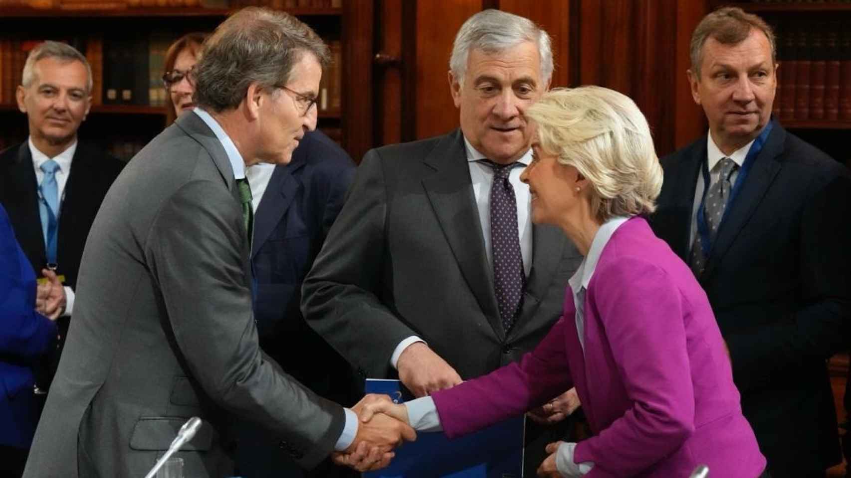 Alberto Núñez Feijóo, saluda a Ursula von der Leyen, ante el italiano Antonio Tajani, en la reunión del EPP en Bruselas.