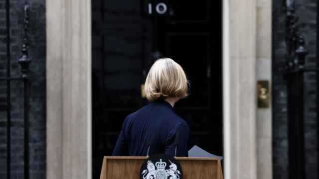 Liz Truss, primera ministra del Reino Unido, anuncia su dimisión en Downing Street.