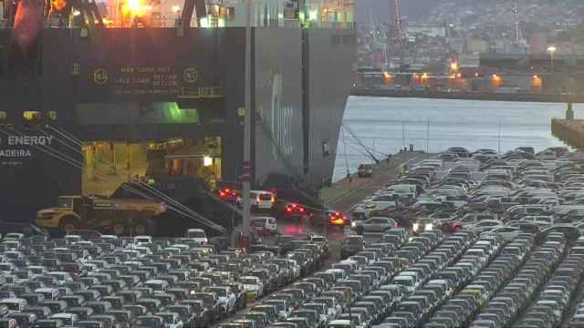 Acceso de coches en un buque ro-ro en la terminal de Bouzas.