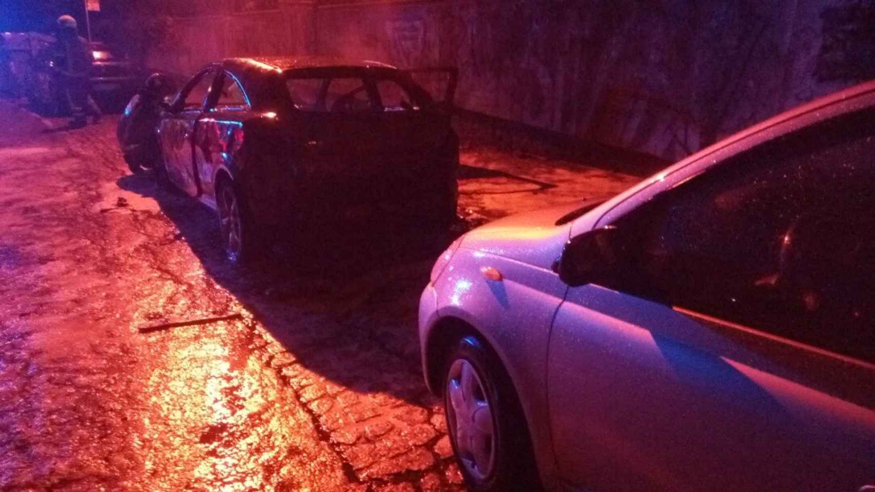Dos coches afectados por el fuego en Vigo.