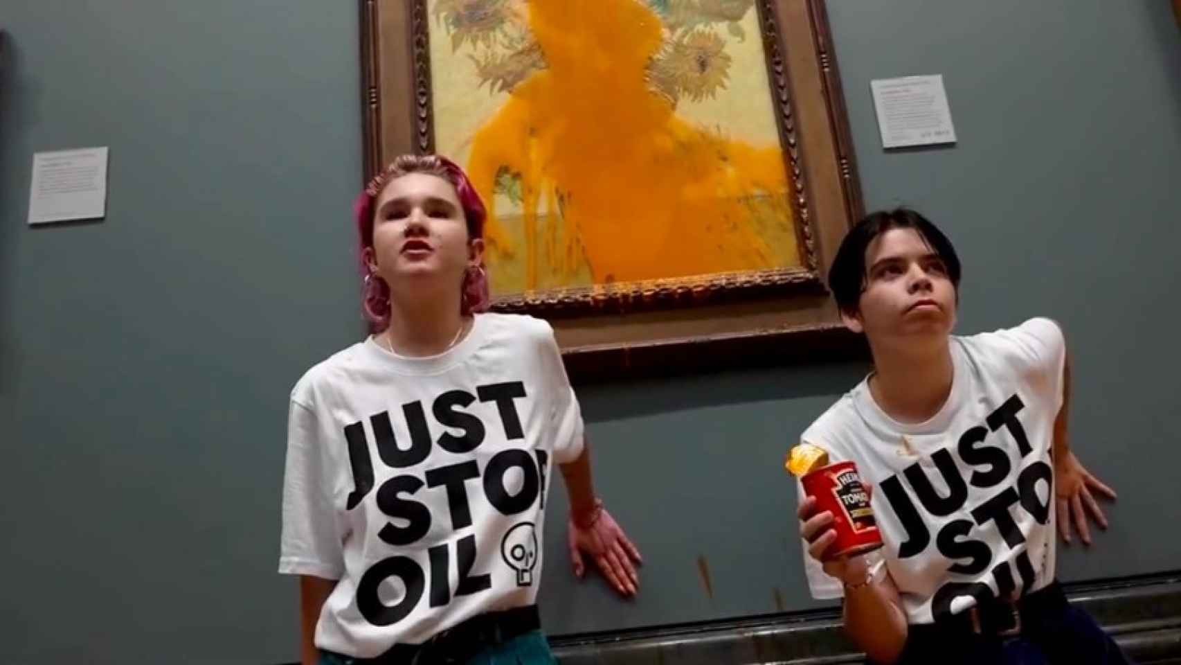 Las activistas de Just Stop Oil en el ataque con sopa de tomate a Los girasoles de Van Gogh. El cuadro estaba protegido y numerosos fotógrafos esperaban la actuación.
