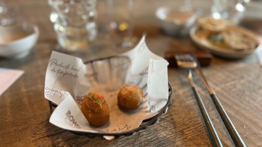 El menú degustación de Boho Club empieza con sus excelentes croquetas