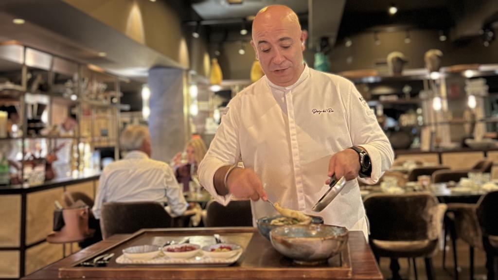 Diego del Río elaborando su ensaladilla en Boho Club