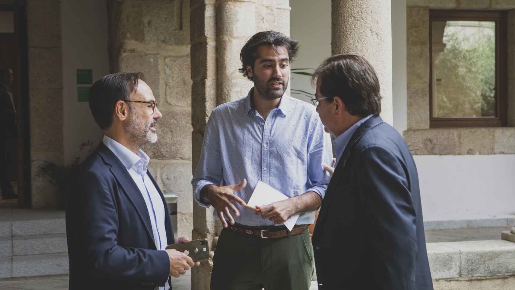 El presidente de Extremadura y los entrevistadores, al concluir la conversación.