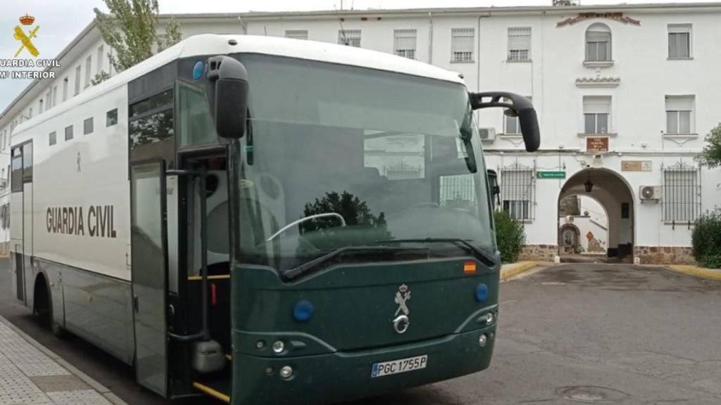 Fue necesario utilizar un autobús de la Guardia Civil para desplazar a los detenidos.