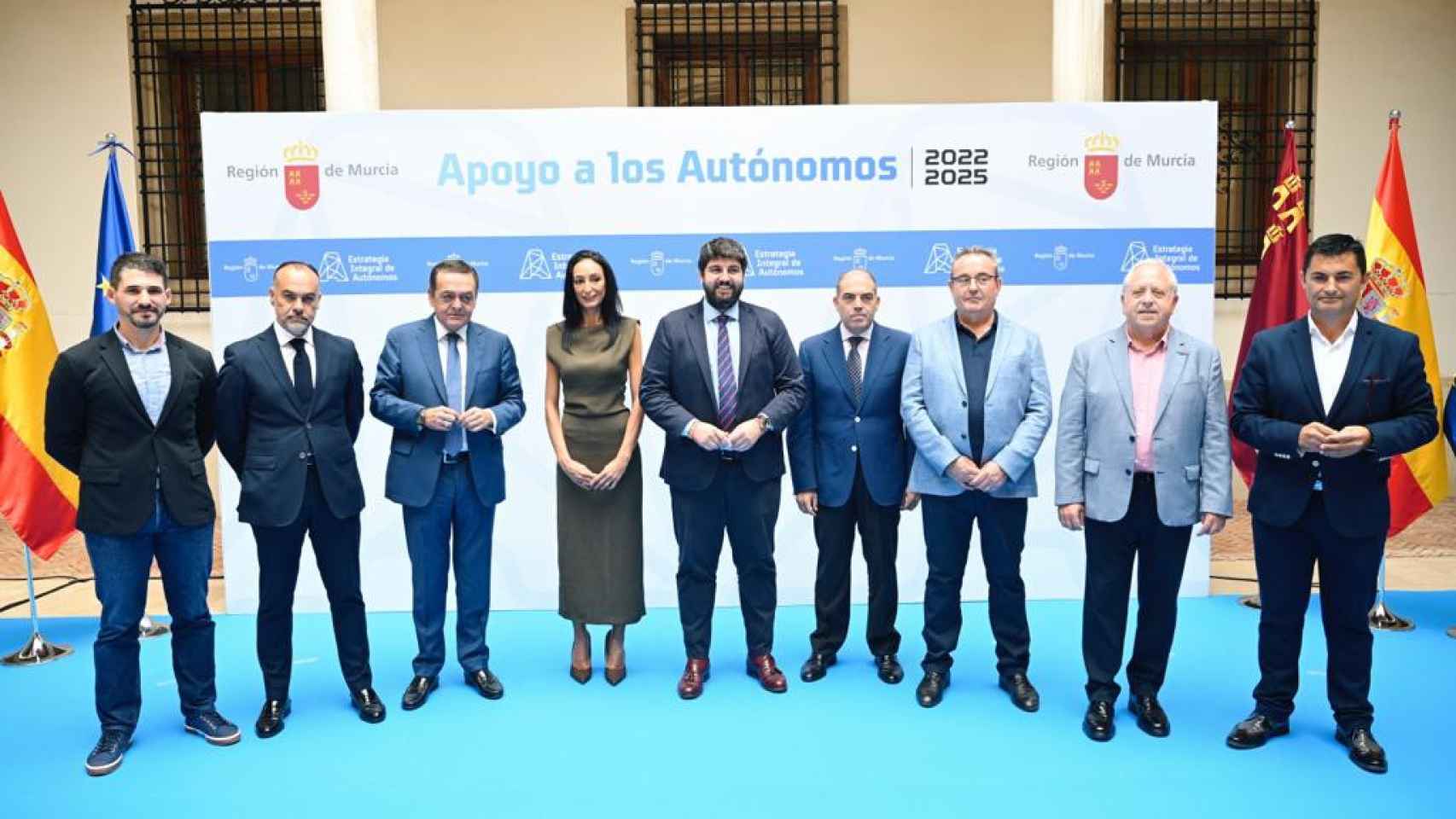 El presidente de Murcia, Fernando López Miras, este viernes, en el Palacio de San Esteban, donde ha firmado la Estrategia del Trabajo Autónomo con representantes sectoriales de ATA, UPTA y UATAE, así como por los sindicatos UGT y CC OO, y la patronal murciana CROEM.