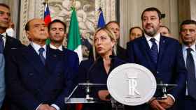 Giorgia Meloni junto a Silvio Berlusconi y Matteo Salvini tras su reunión con Sergio Mattarella en el Palacio del Quirinal.