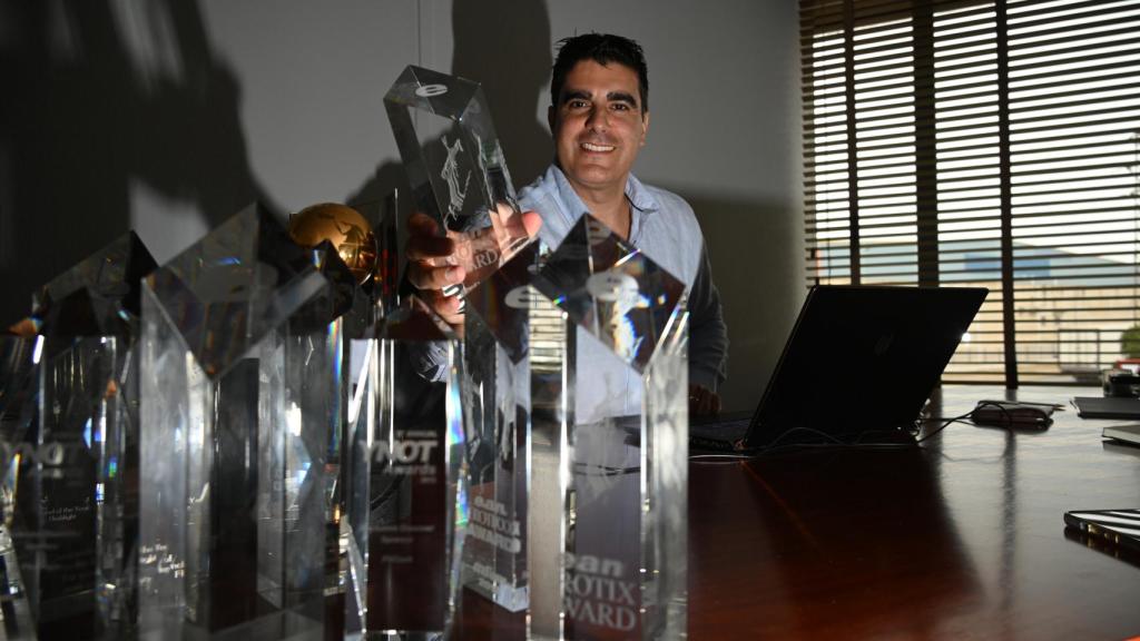 Juan Ziena, en su despacho, con la docena de premios obtenidos por 'Fleshlight'.