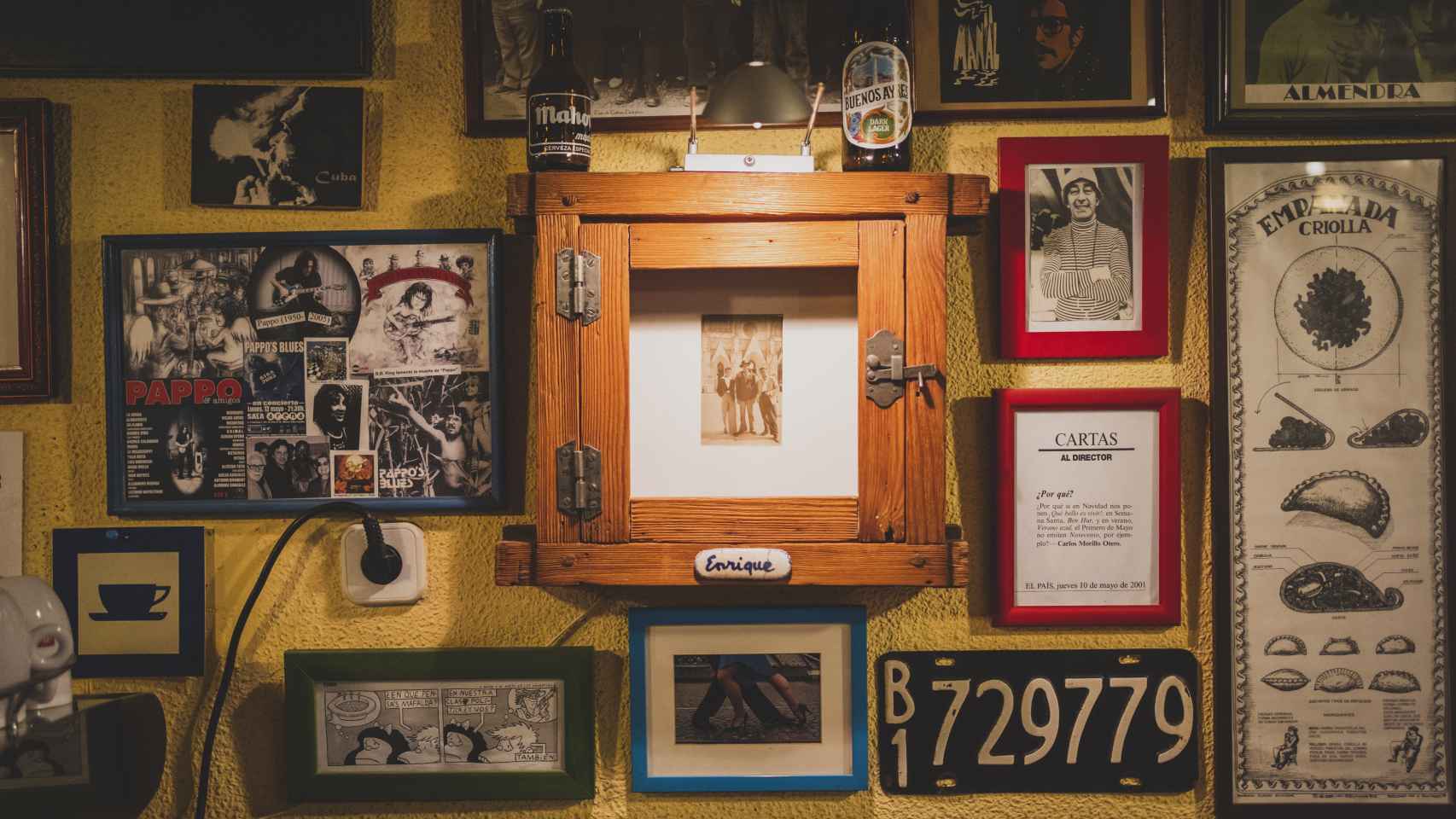 Fotografía de Enrique, el padre de Quique, en una de las paredes de la pizzería