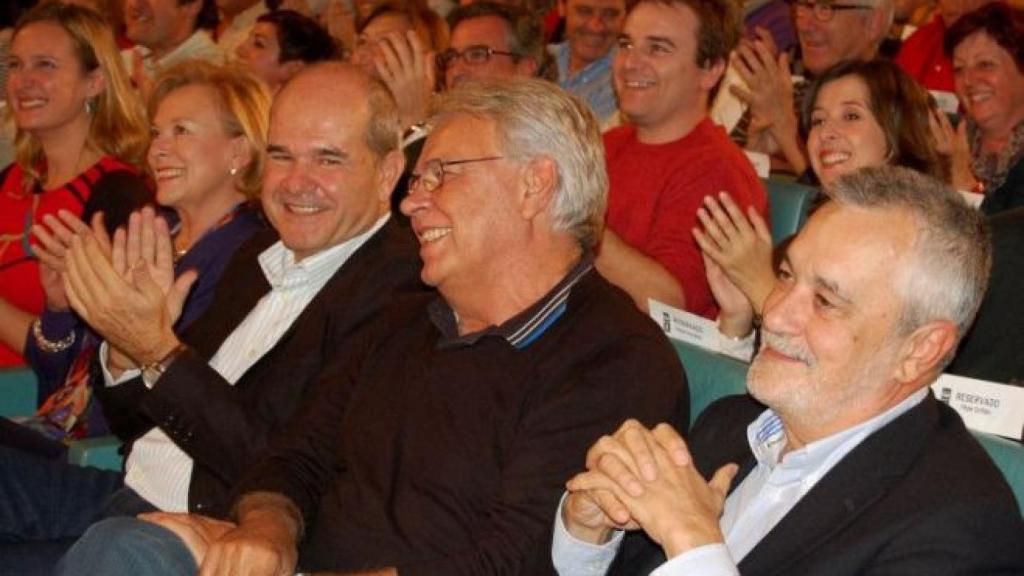 El expresidente del Gobierno socialista Felipe González junto a los expresidentes andaluces Manuel Chaves y José Antonio Griñán.