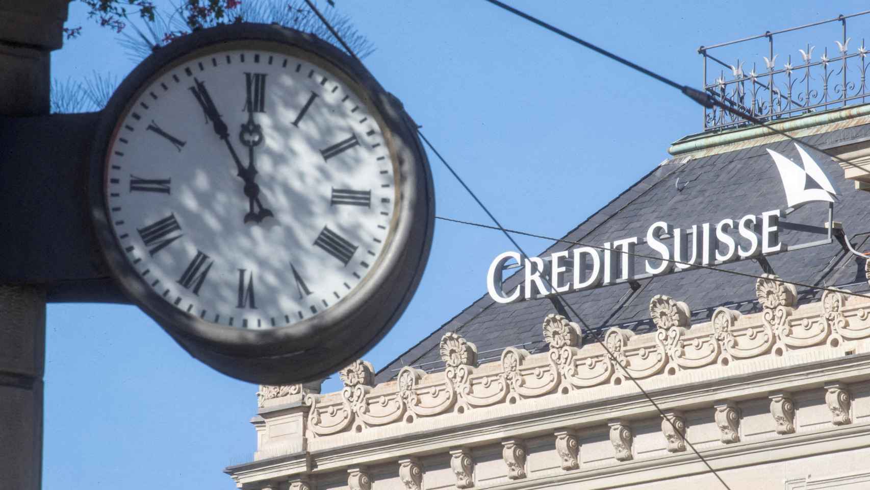 Un reloj cerca de la sede de Credit Suisse en Zurich, Suiza.