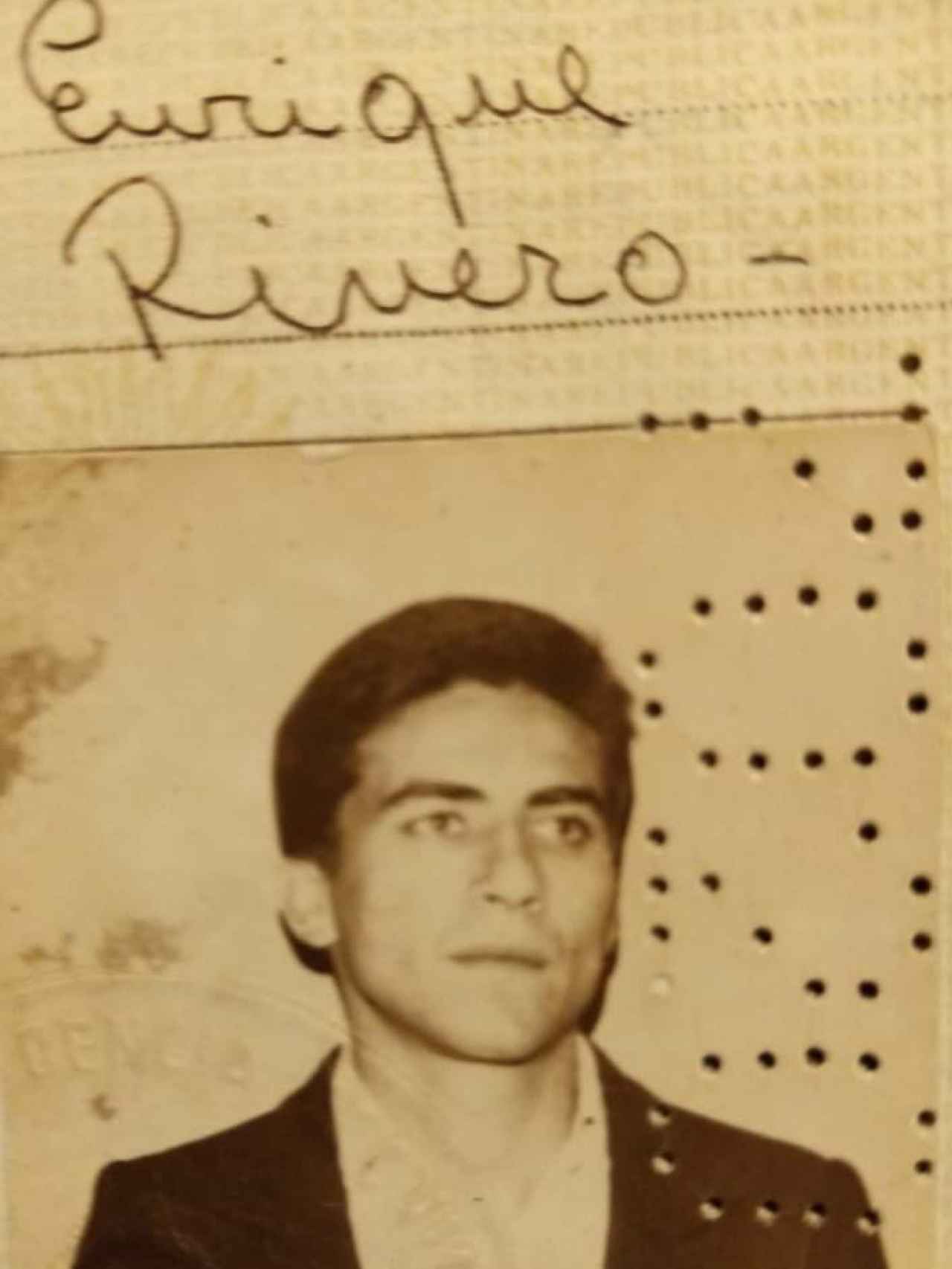Fotografía de un joven Quique Rivero que después aparecería en su pasaporte