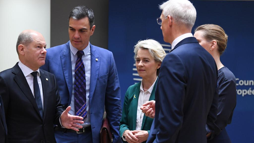 Pedro Sánchez, Olaf Scholz y Mario Draghi, durante un Consejo, en Bruselas