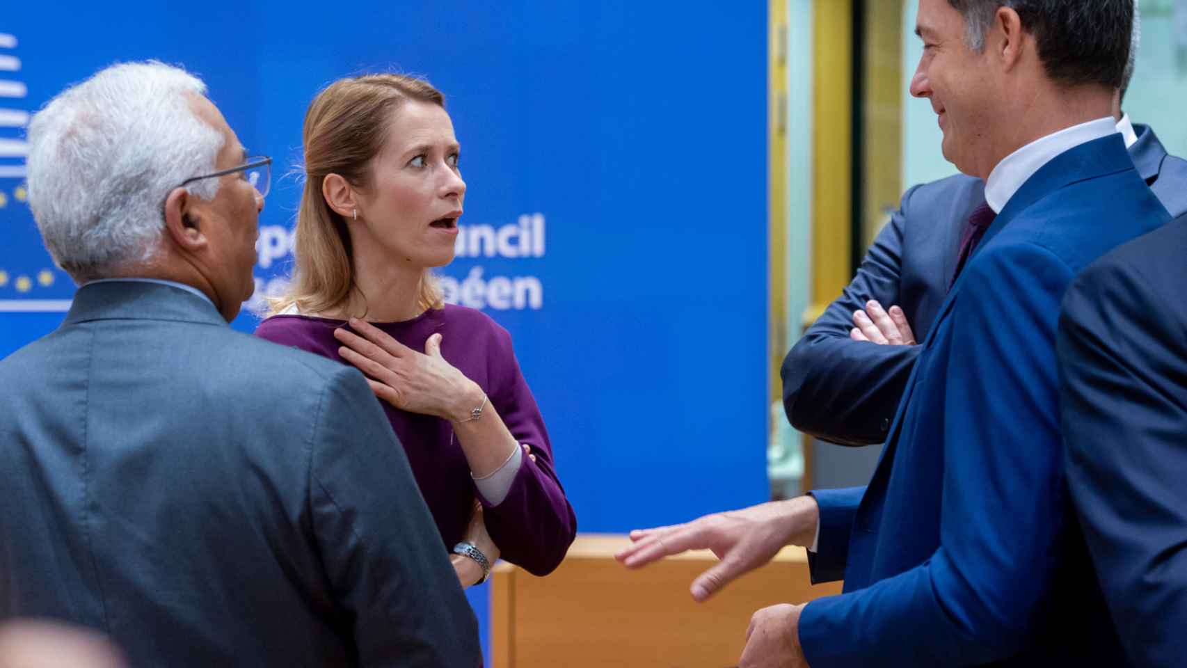 La primera ministra de Estonia, Kaja Kallas, conversa con sus homólogos de Bélgica y Portugal durante el Consejo Europeo de este viernes