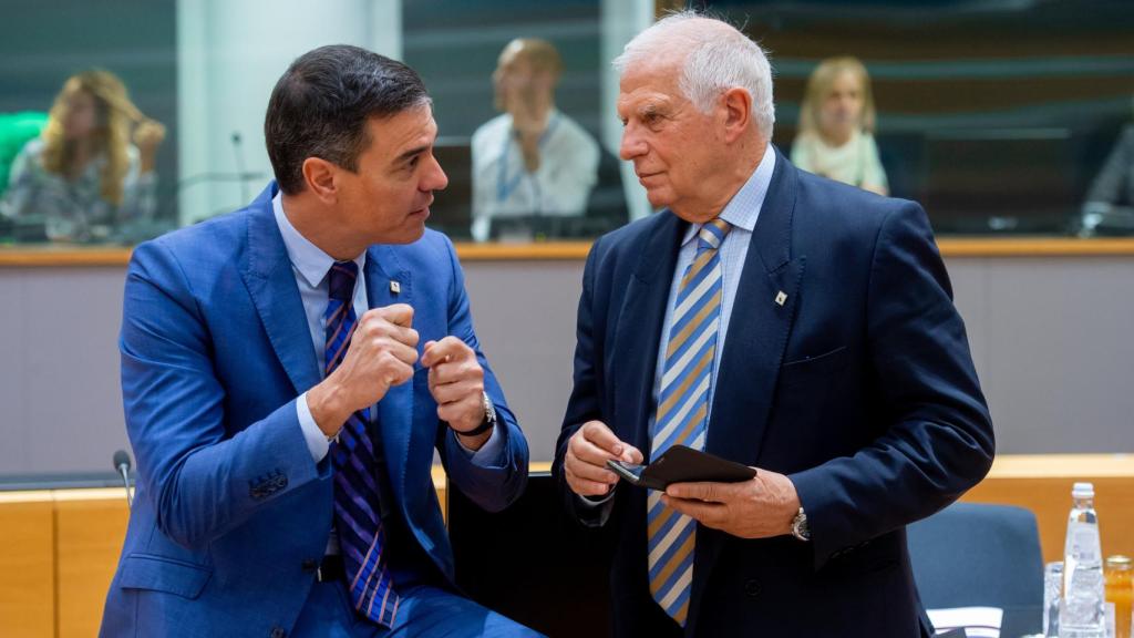Josep Borrell conversa con Pedro Sánchez durante el Consejo Europeo de este viernes