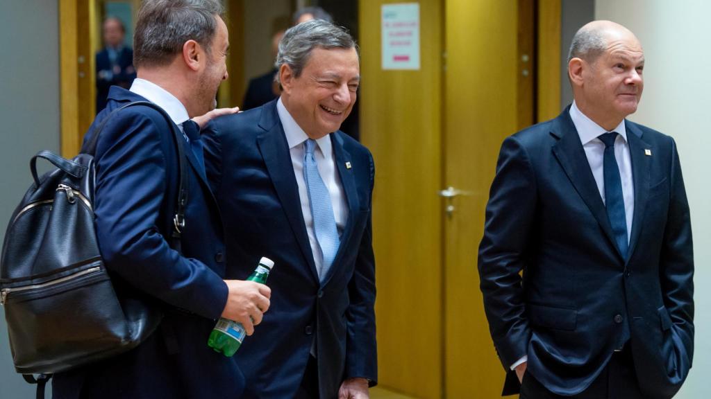 Xavier Bettel, Mario Draghi y Olaf Schoz conversan este viernes en la cumbre de Bruselas
