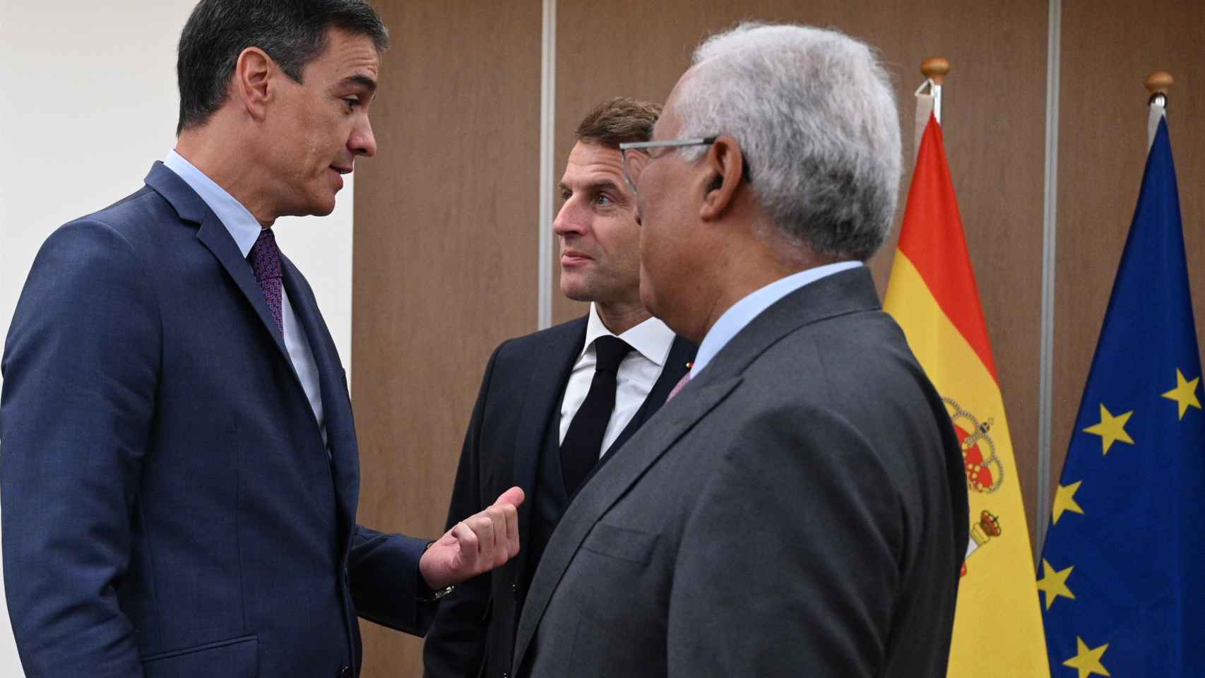 El presidente del Gobierno, Pedro Sánchez, el presidente francés, Emmanuel Macron, y el primer ministro portugués, Antonio Costa
