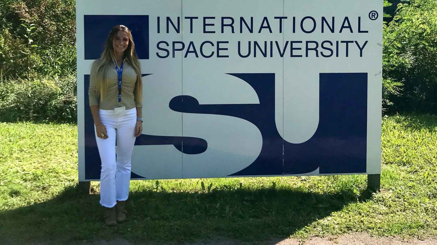 Andrea delante del cartel de la International Space University.