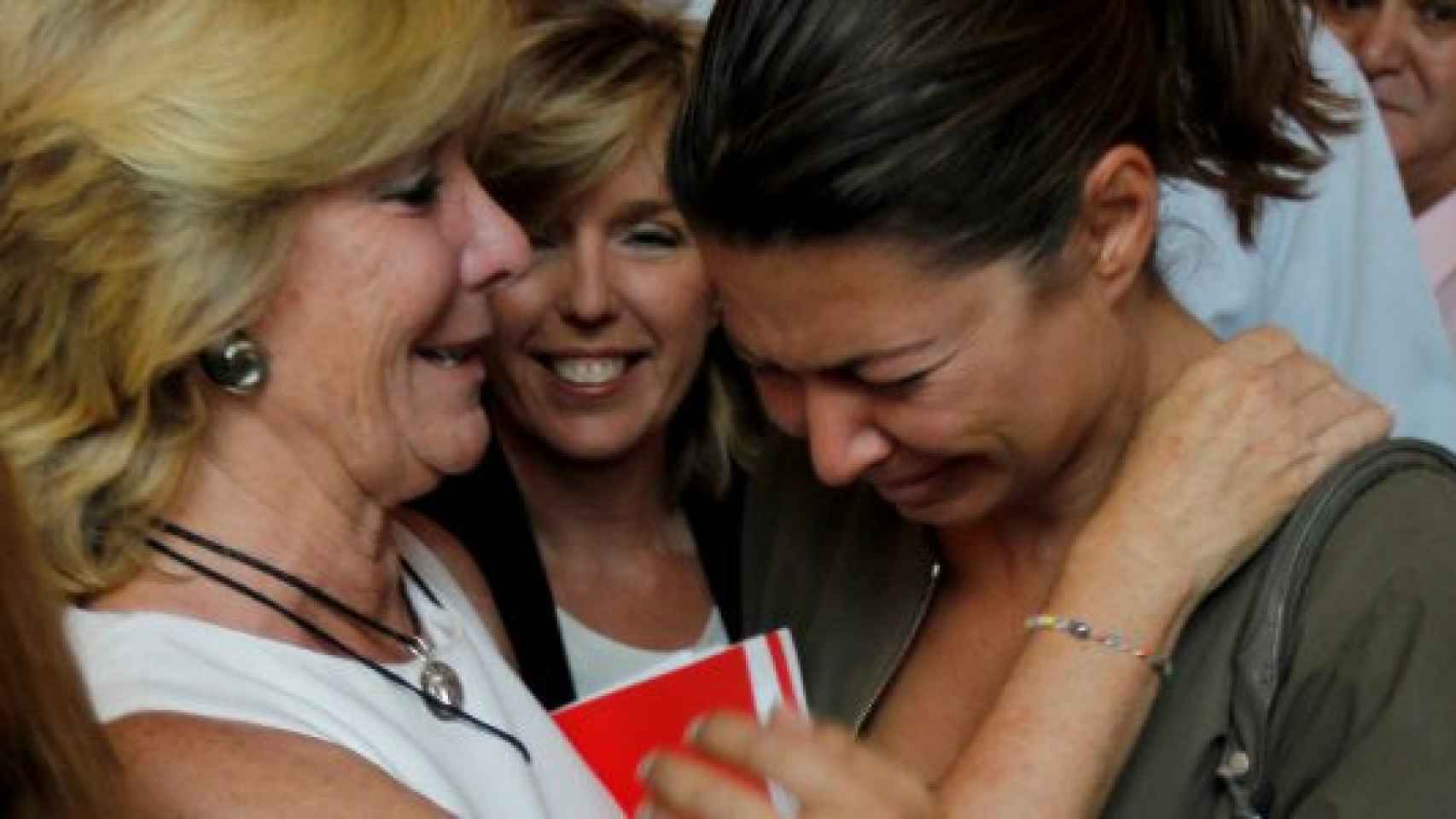 Lucía Figar llorando tras anunciar Esperanza Aguirre su dimisión como presidenta de la Comunidad de Madrid.