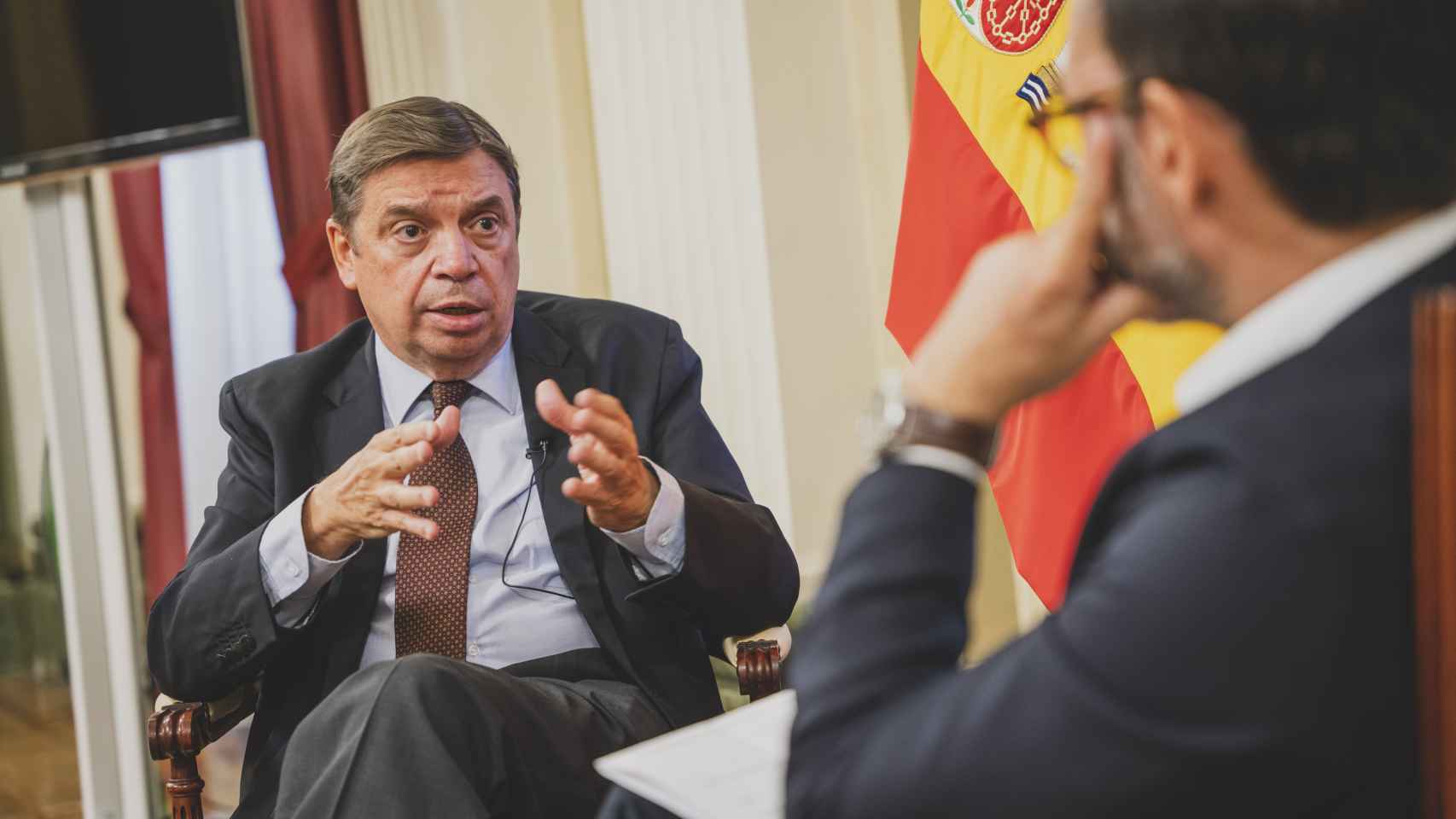 El ministro Luis Planas responde a las preguntas del periodista Fernando Garea.