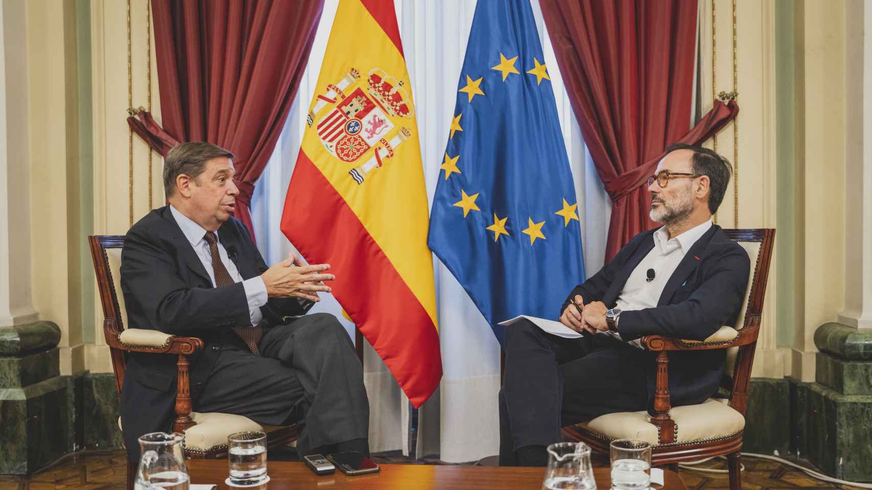 Luis Planas responde a las preguntas del periodista Fernando Garea en la sede del Ministerio de Agricultura.