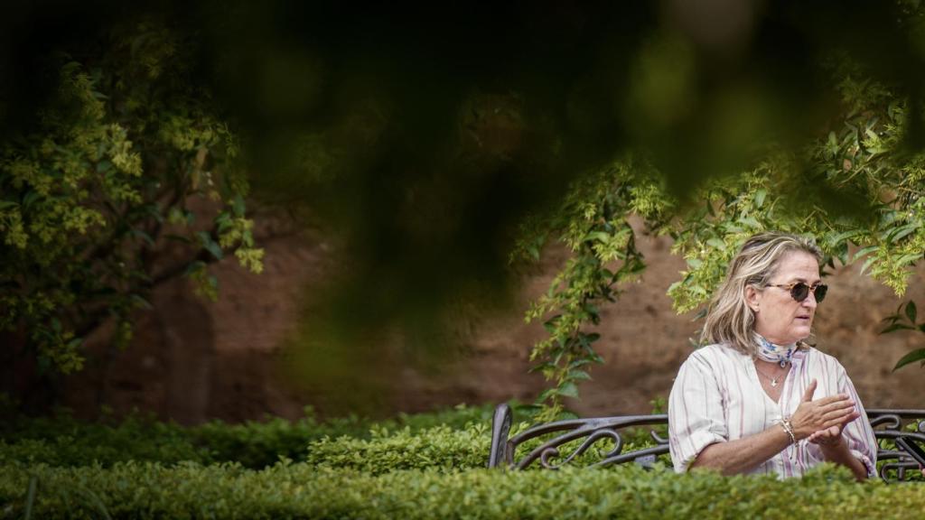 Ana Arancibia, entre las plantas.