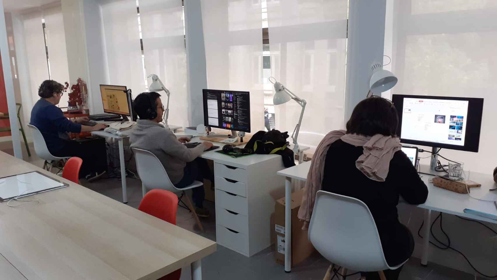 Tres usuarios comparten las instalaciones del centro de coworking Gazpacho de Cerezas