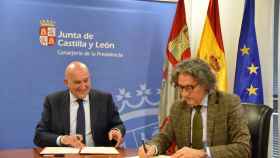 Firma del convenio entre el Fiscal General del Estado, Jesús Julio Carnero y el Fiscal Superior de Castilla y León, Santiago Mena