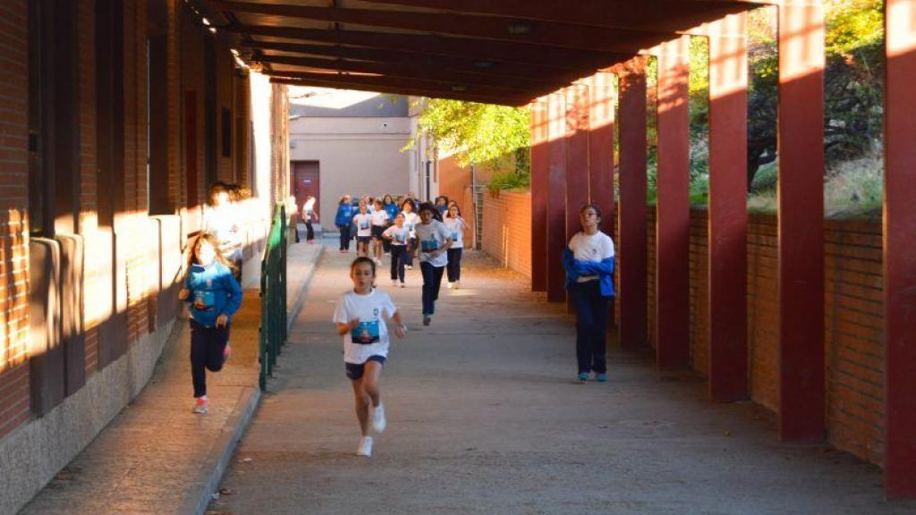 Carrera solidaria de la Fundación 'unoentrecienmil' celebrada en un colegio de Madrid