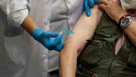 Un enfermero vacuna a un hombre con la segunda dosis de refuerzo en el Centro de Salud de Alameda de Osuna (Madrid).