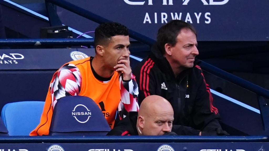 Cristiano Ronaldo en el banquillo del Etihad Stadium en un partido del Manchester United