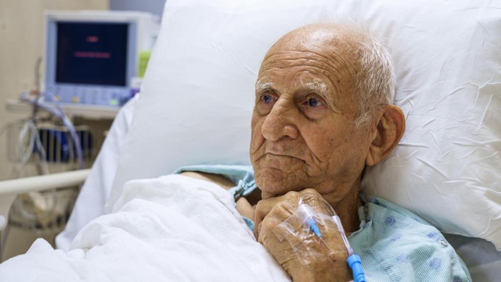 Foto de archivo de un hombre mayor en el hospital.