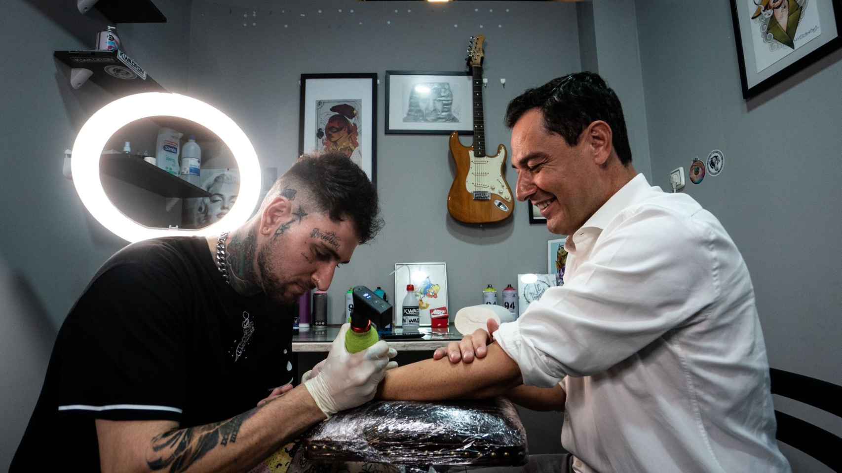 Juanma Moreno con el tatuador Javier Pascual.