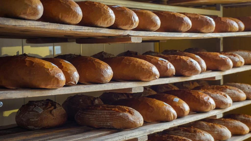 Barras recién horneadas en una panadería.