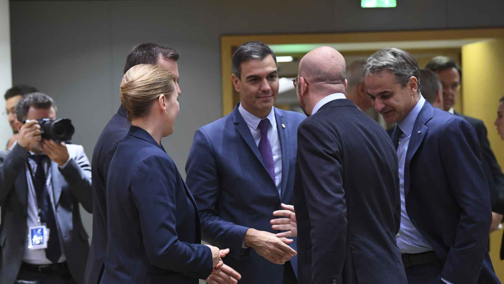 Pedro Sánchez saluda a Charles Michel durante la reunión del Consejo Europeo
