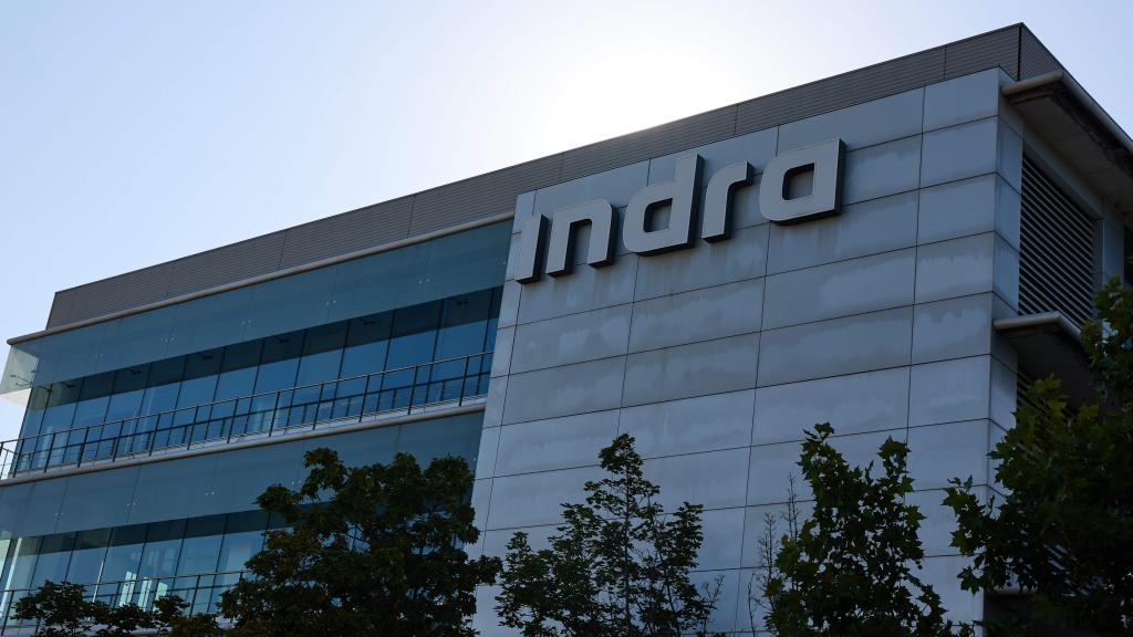Fachada en la sede de Indra en Madrid.