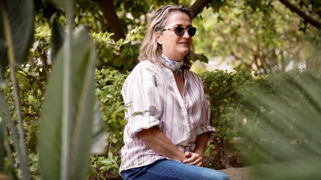 Ana Arancibia posa en los jardines situados junto a la Catedral de Málaga.