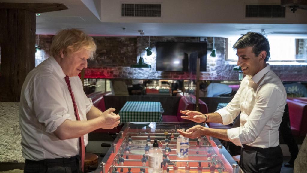 Rishi Sunak y Boris Johnson jugnado al futbolín en 2020.