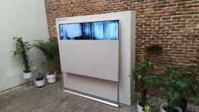 El televisor LG OLED Easel con la cubierta textil levantada