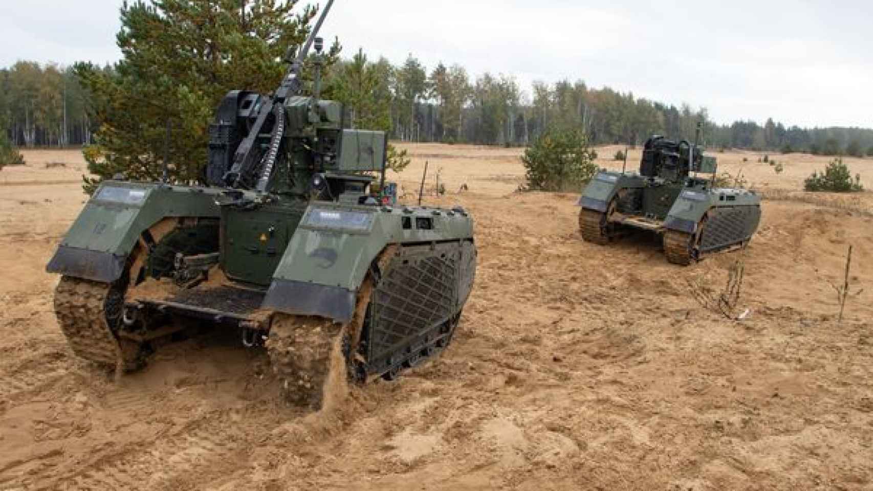 Dos de los vehículos THeMIS desplegados por Países Bajos en Lituania