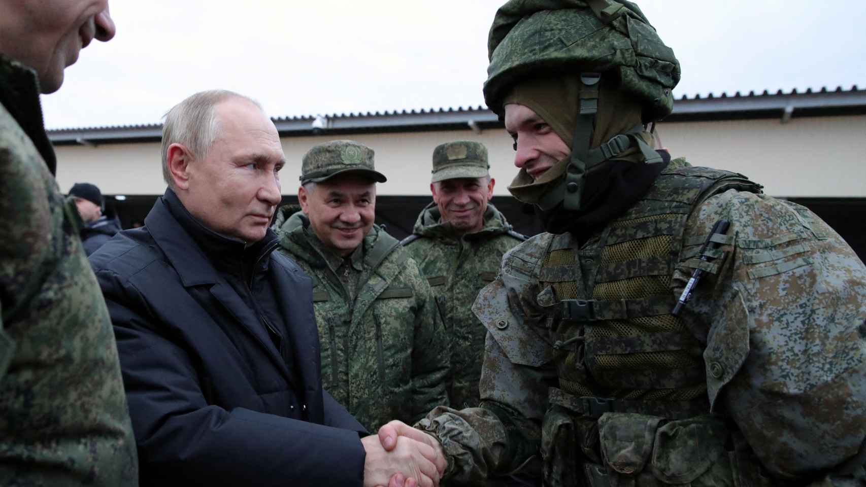 Putin saluda a un reservista ruso en la región rusa de Ryazan.