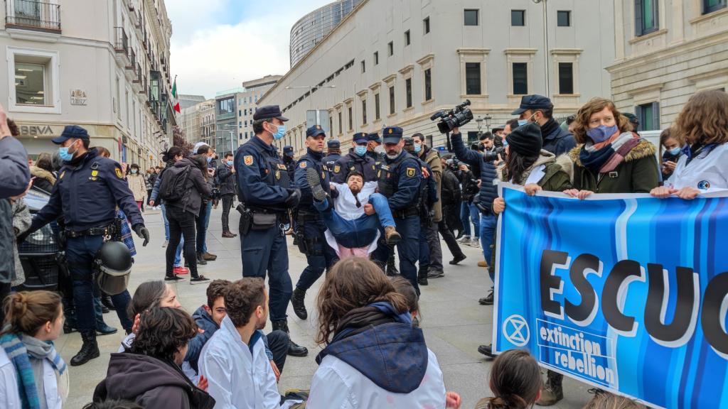 El activista climático y científico Mauricio Misquero, el pasado 6 de abril ante el Congreso de los Diputados.