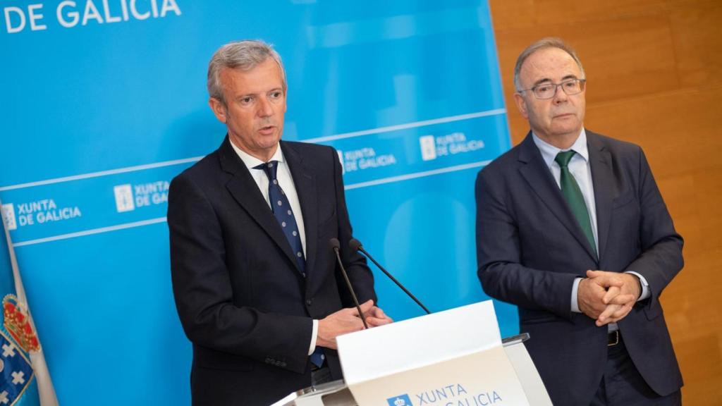 El presidente de la Xunta, Alfonso Rueda, con el alcalde de Santiago de Compostela, Xosé Sánchez Bugallo