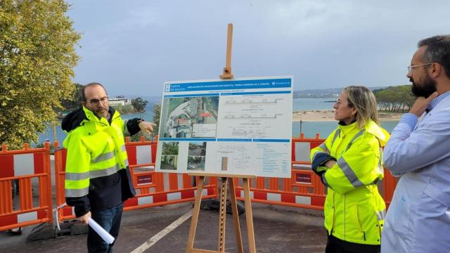 La conselleira de Infraestruturas e Mobilidade, Ethel Vázquez, supervisa las obras de ampliación del aparcamiento del Hospital Teresa Herrera de A Coruña.