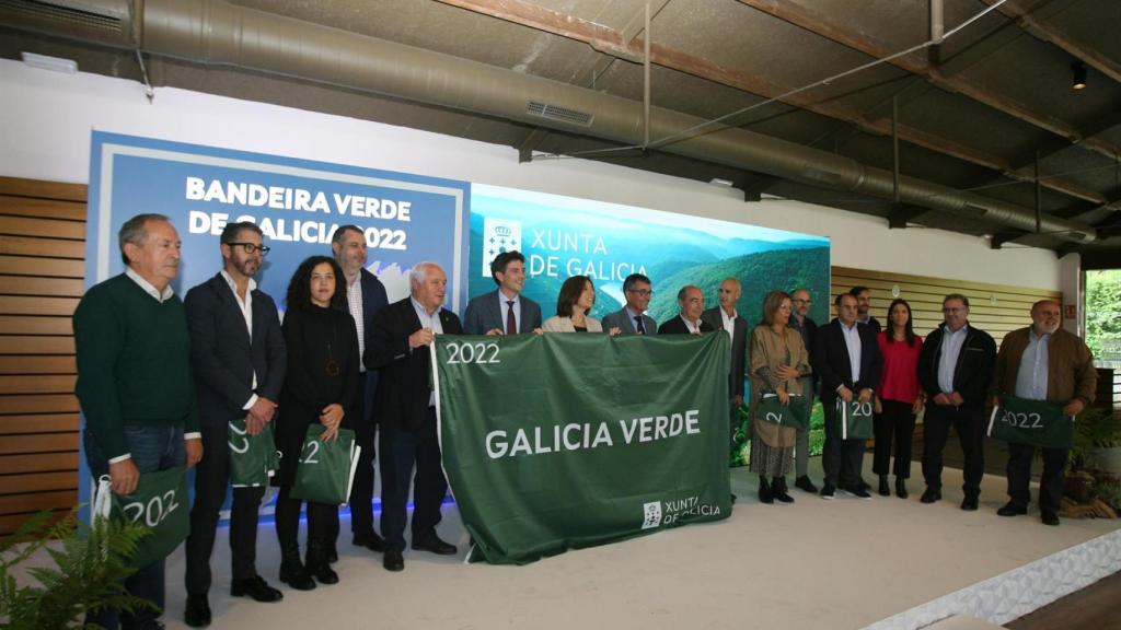 La conselleira de Medio Ambiente, Territorio e Vivenda, Ángeles Vázquez, entrega los distintivos Bandera verde a los 15 ayuntamientos premiados.